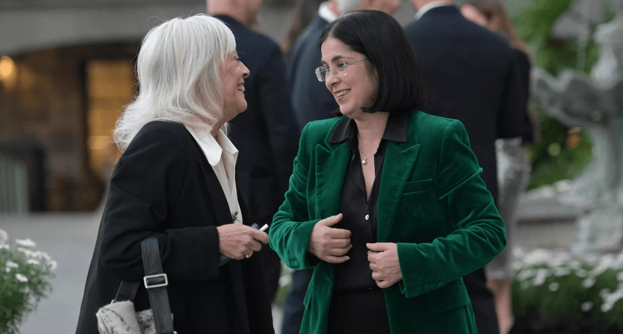 Pepi Farray, de la Fundación Canaria Farrah, dialoga con Carolina Darias. / TONY HERNÁNDEZ