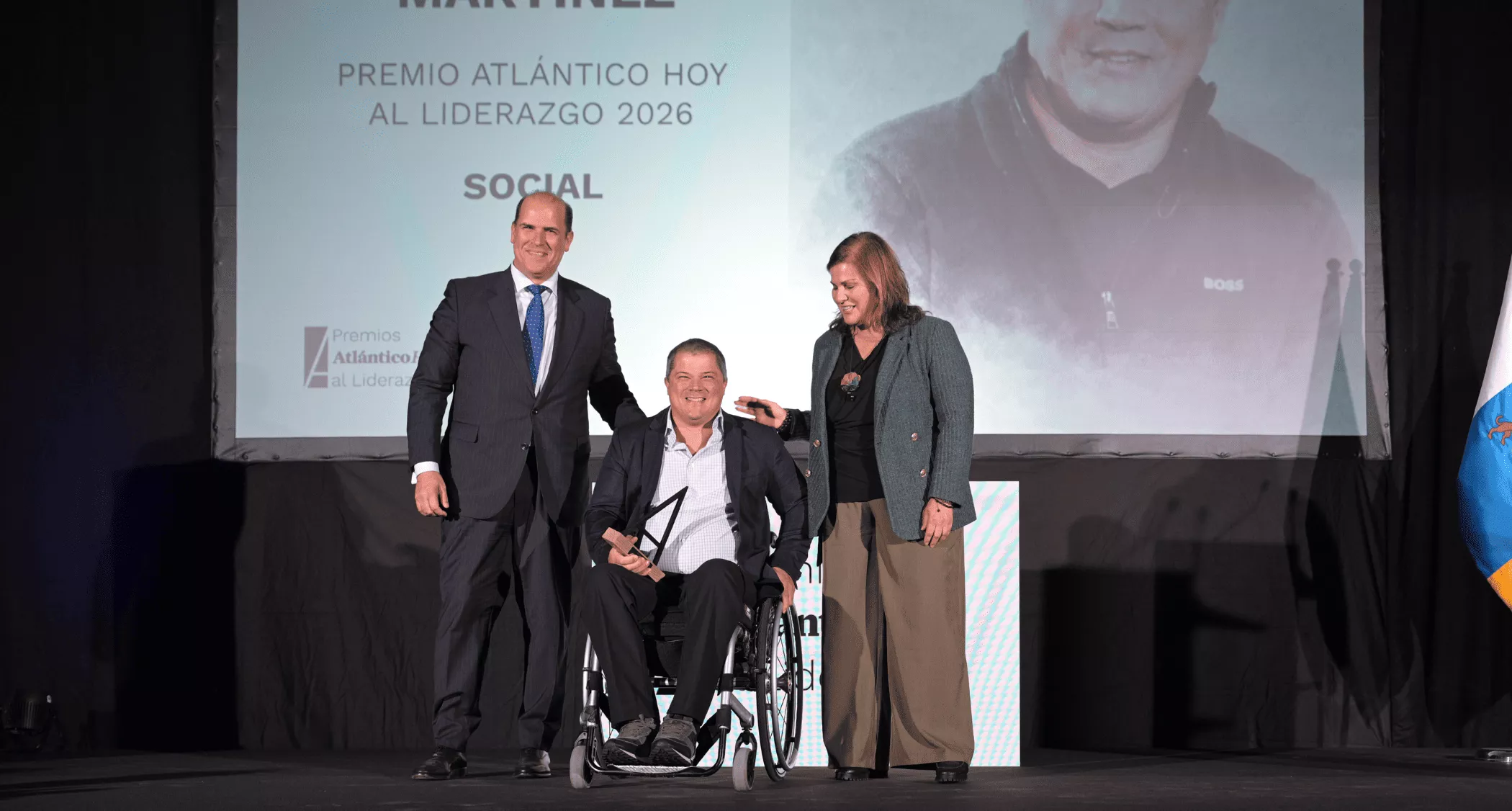Eduardo Martínez, Premio Atlántico Hoy al Liderazgo en Social, recibió su galardón de manos de Manuel Afonso y Yasmina Hormiga, director territorial de CaixaBank y responsable en Canarias de la Fundación ‘la Caixa’. / TONY HERNÁNDEZ
