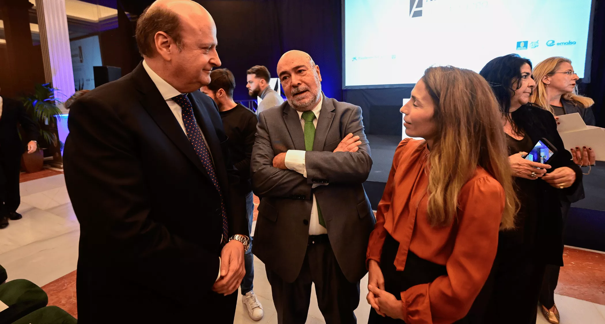 Pau Herrera, Xavier Salvador y Eva Moll de Alba dialogan al final de la gala. / TONY HERNÁNDEZ