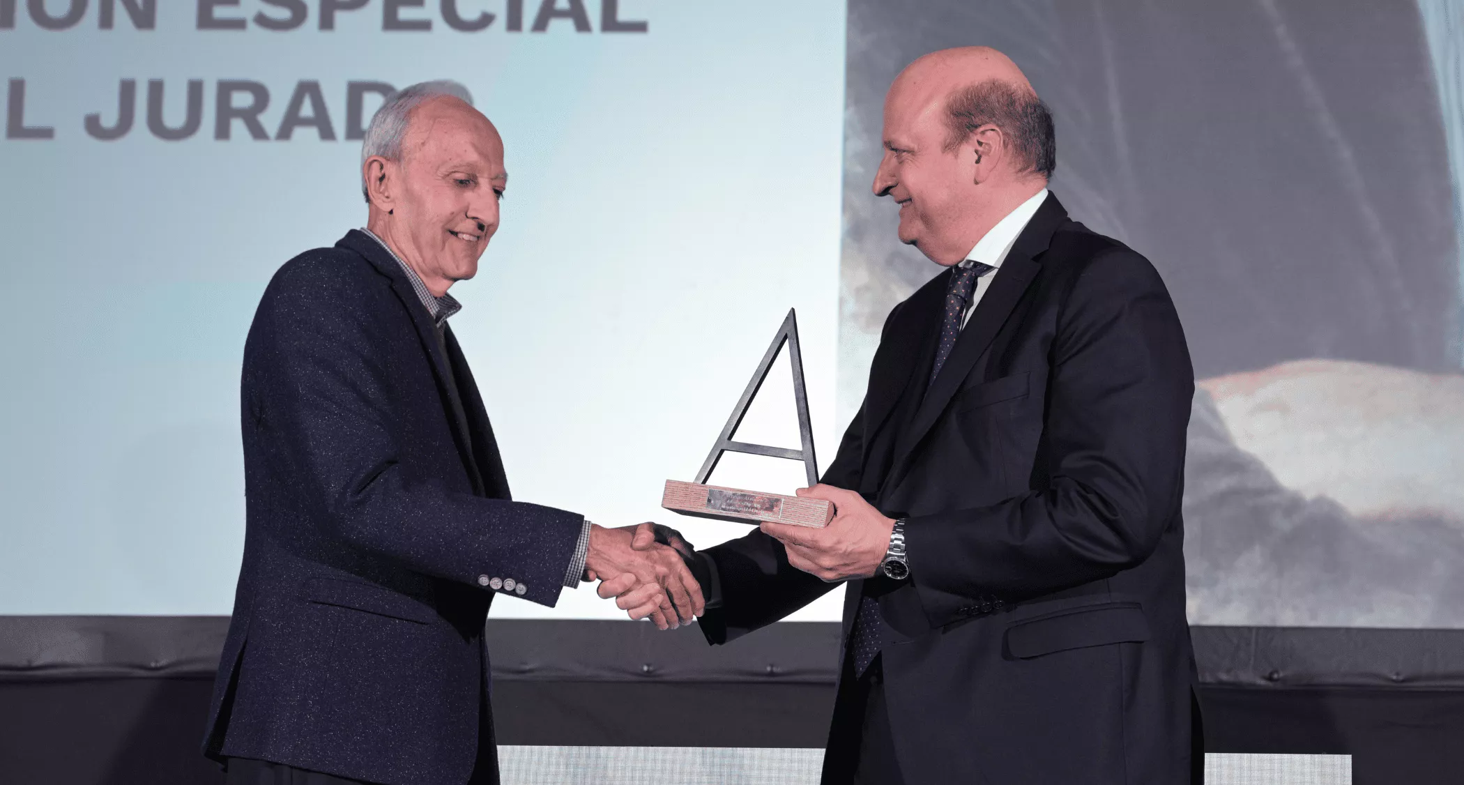 Pau Herrera, secretario general de la Confederación Española de Directivos y Empresarios, entrega la Mención Especial a Diego López, presidente del Museo Canario. / TONY HERNÁNDEZ