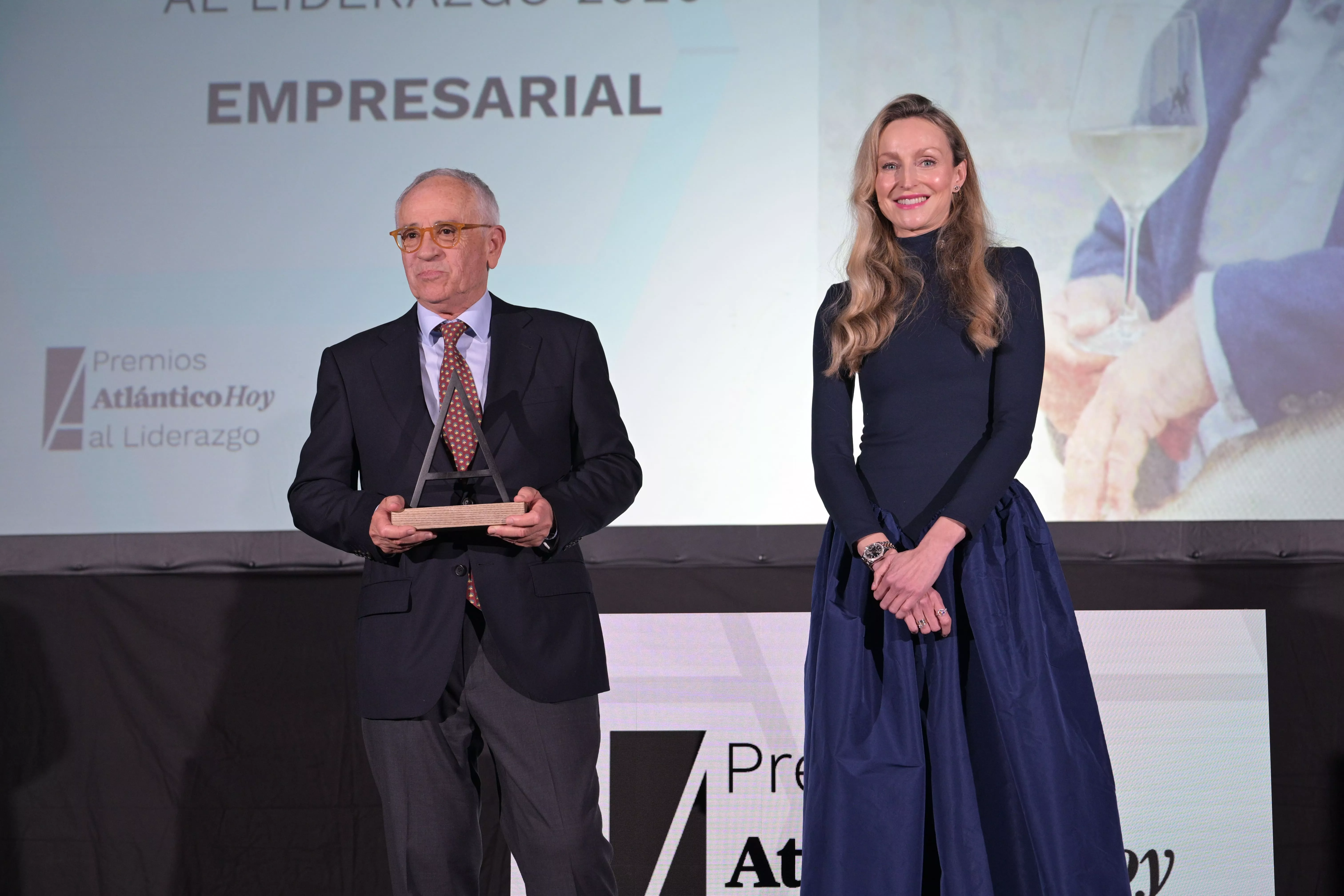 Fermín Otamendi, Premio Atlántico Hoy al Liderazgo Empresarial, galardón que recibió de manos de Anna Quintanilla, directora general de Philip Morris Spain en Canarias. / TONY HERNÁNDEZ
