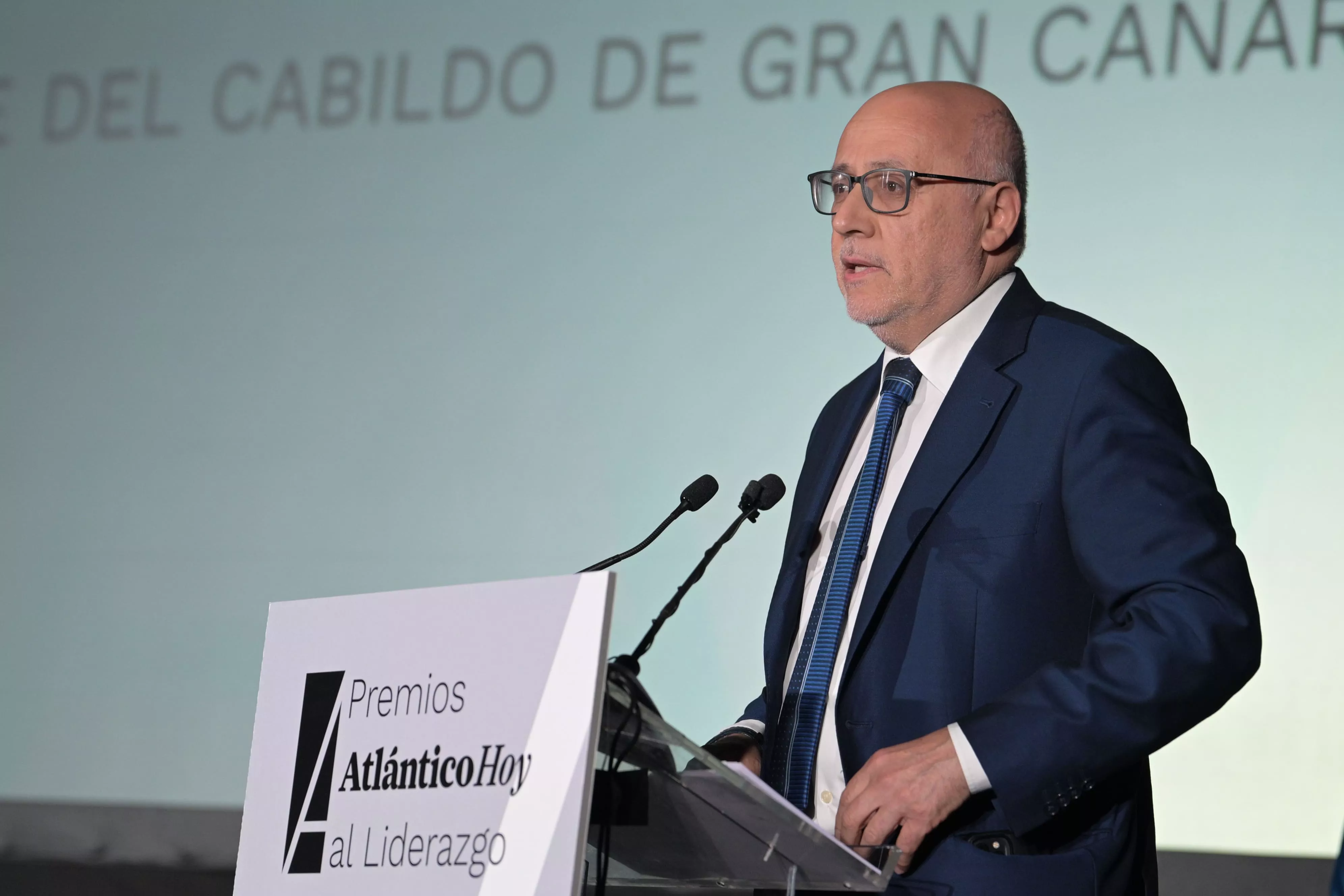 El presidente del Cabildo, Antonio Morales, durante su alocución en la gala. / TONY HERNÁNDEZ