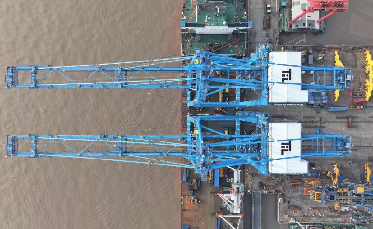 Las dos nuevas grúas de Opcsa antes de zarpar de China rumbo al Puerto de Las Palmas. / AH