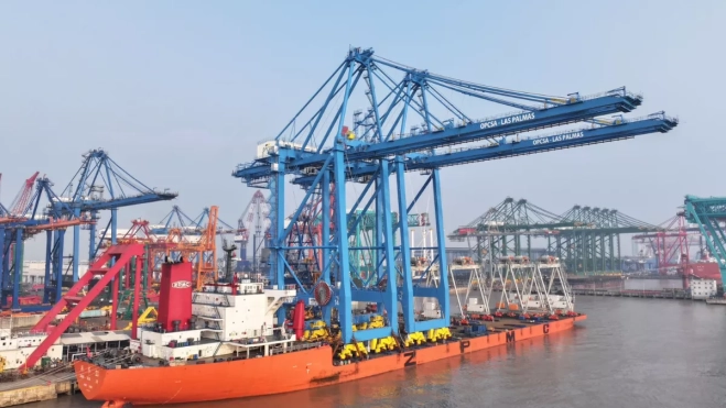 El buque de ZPMC, con las dos grúas de Opcsa, antes de zarpar. / AH