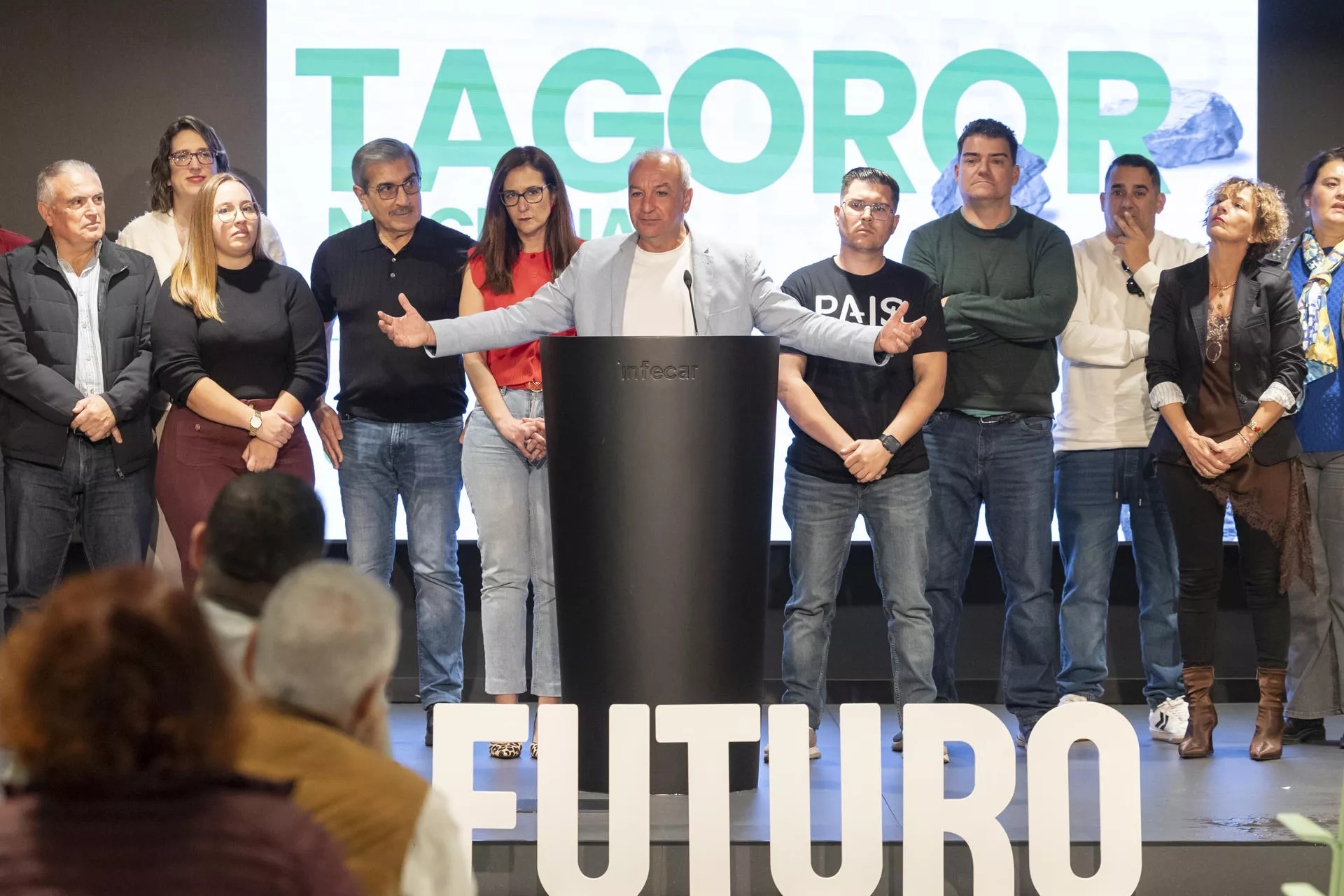 El secretario general de Nueva Canarias, Luis Campos, durante su intervención en el Tagoror (Consejo Político) de su partido./ QUIQUE CURBELO-EFE