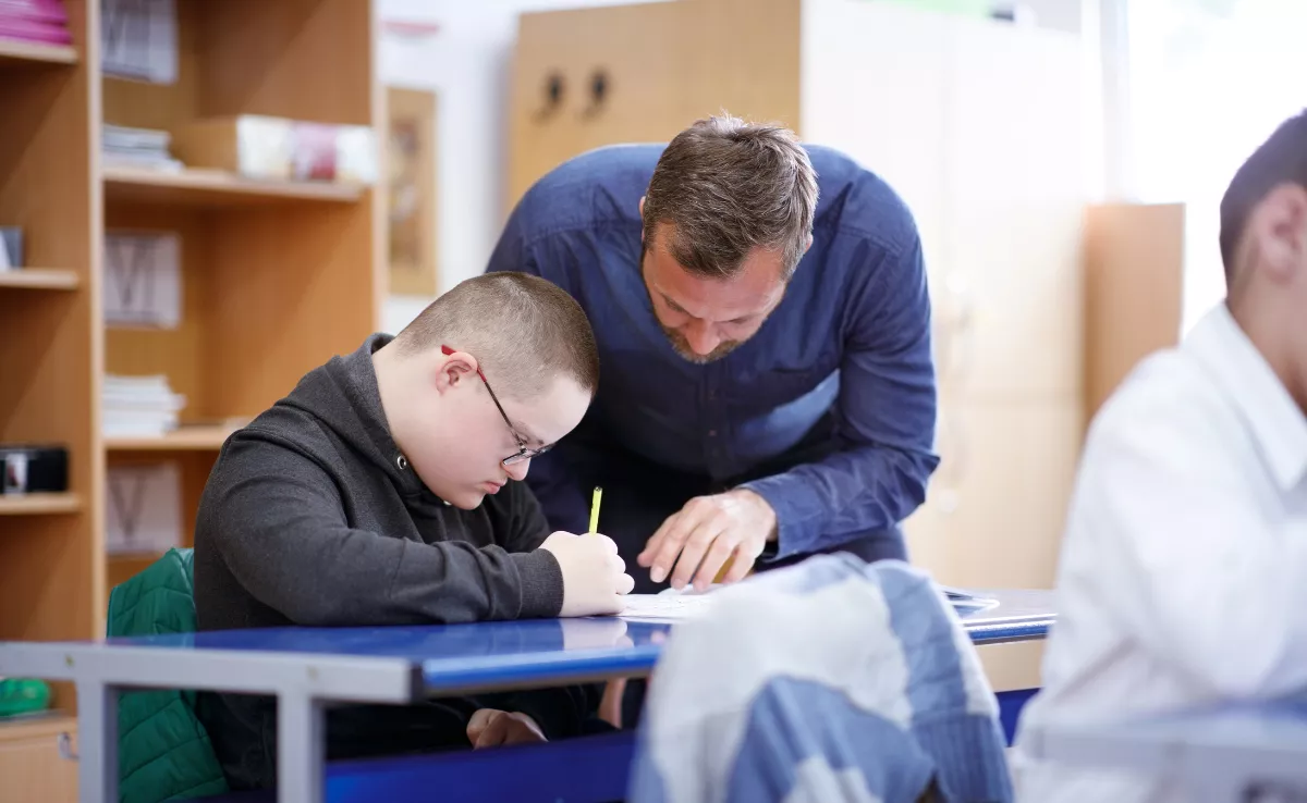 Un profesor enseña a un alumno. / IMAGEN DE ARCHIVO