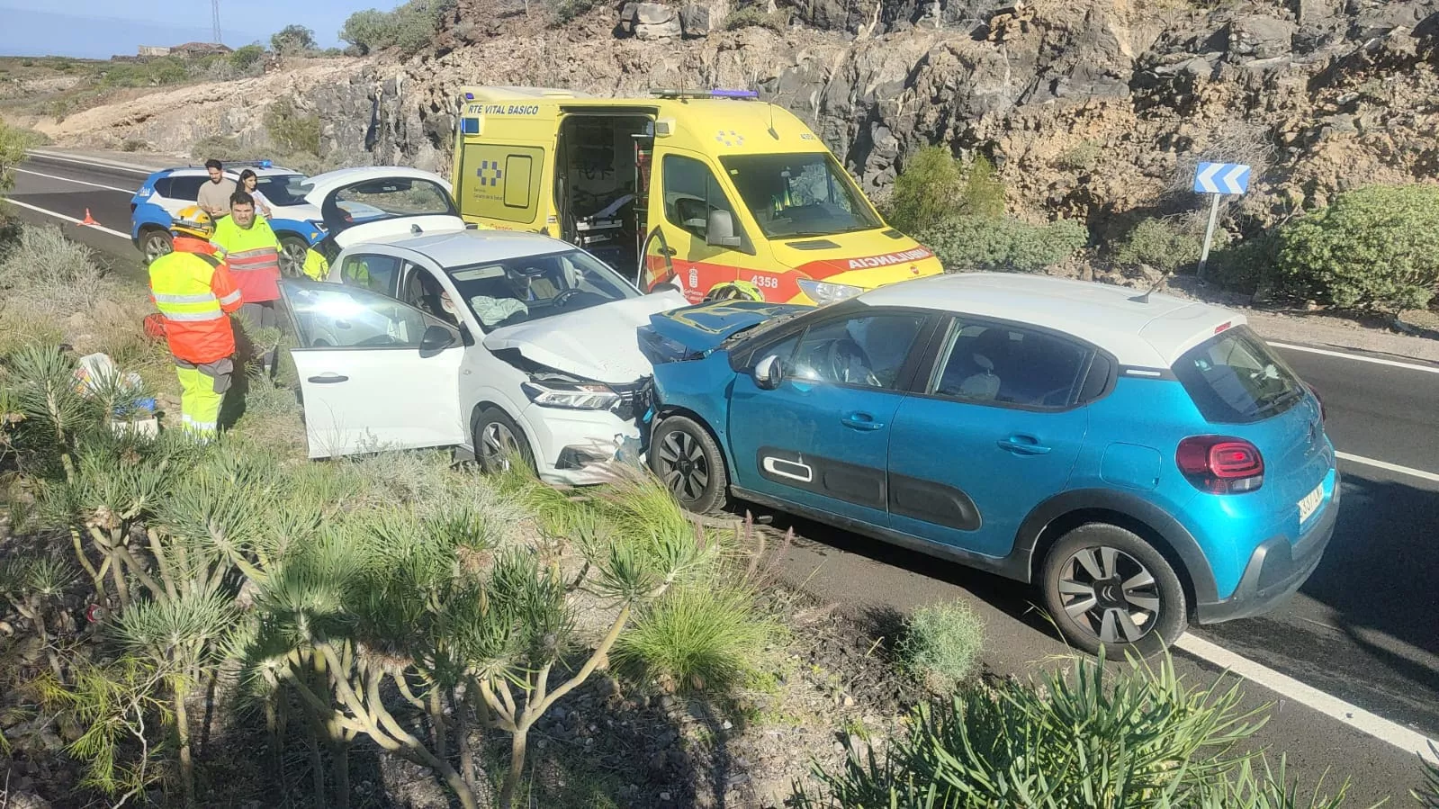 Cuatro personas resultan heridas en una colisión frontal en Guía de Isora. / POLICÍA LOCAL