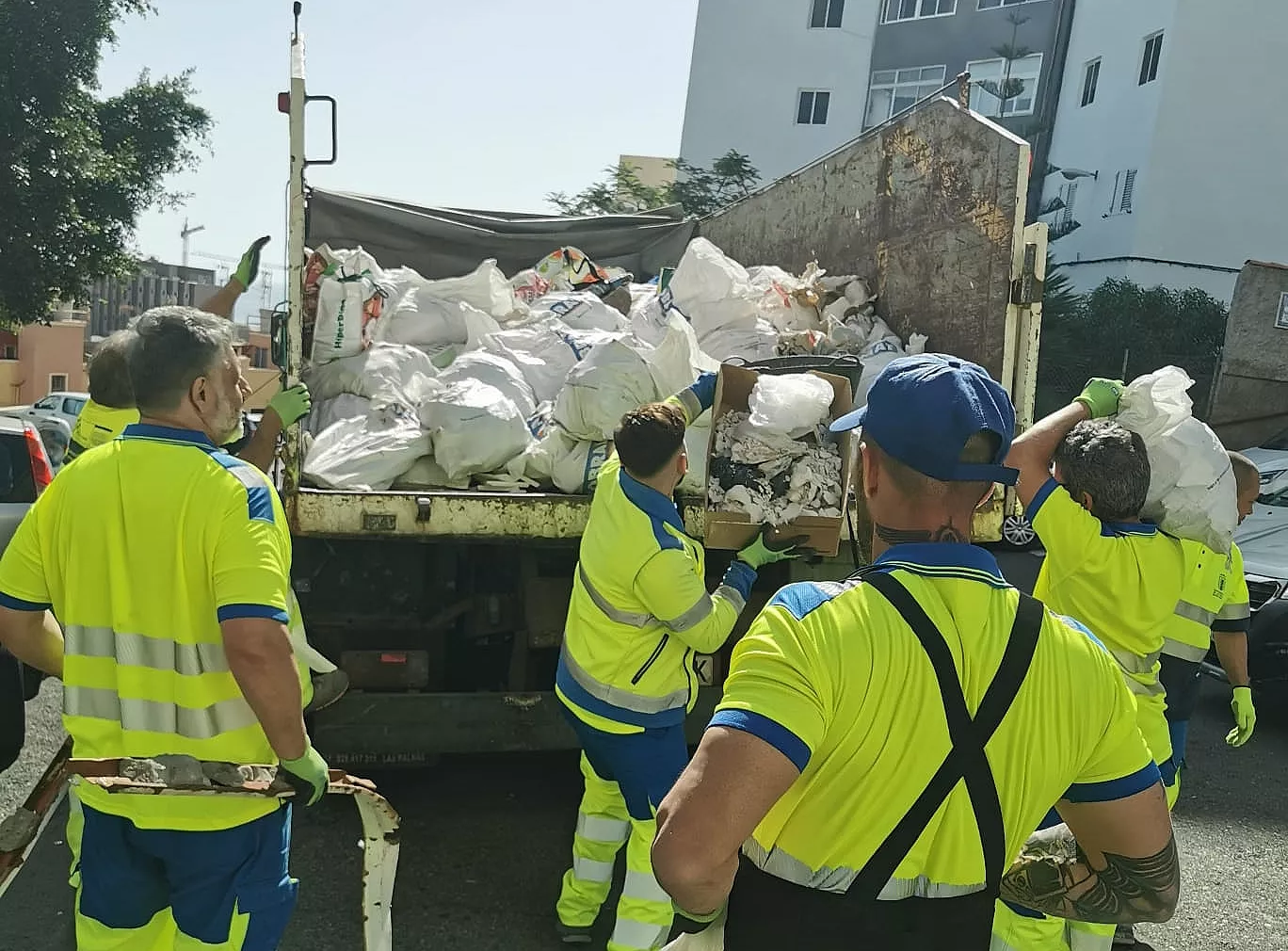 Trabajadores del Servicio Municipal de Limpieza recogen residuos. AH