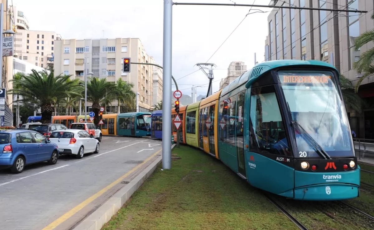 Imagen de los tranvías dobles por el Carnaval de Santa Cruz / METRO TENERIFE