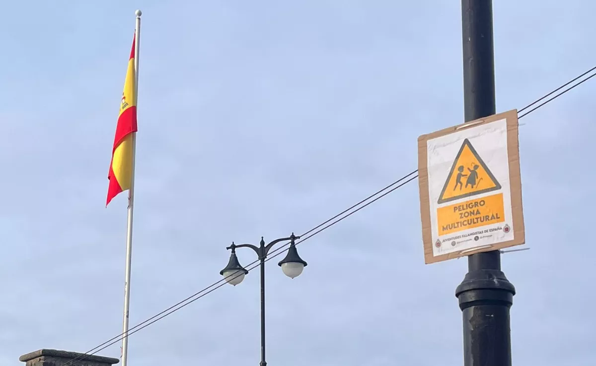 Las juventudes de la Falange colocan carteles racistas en Tenerife: "Peligro, zona multicultural"./ FALANGE