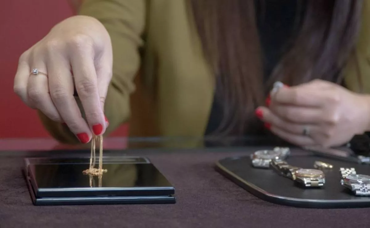 Persona tasando joyas|PERFIL