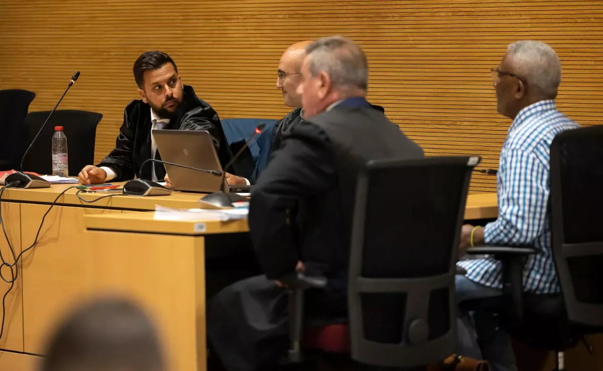 El letrado Juan Jacob Betancor, hijo de la víctima, que ejerció la acusación particular en el juicio, mira al verdugo de su padre. EFE / Quique Curbelo