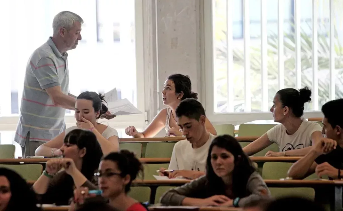 Imagen de un profesor en un aula / EFE