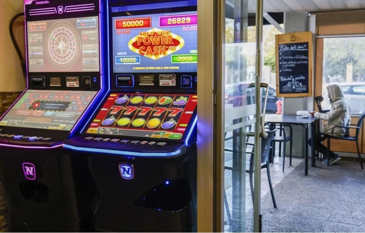 Varias tragaperras en un bar. EFE Cati Cladera