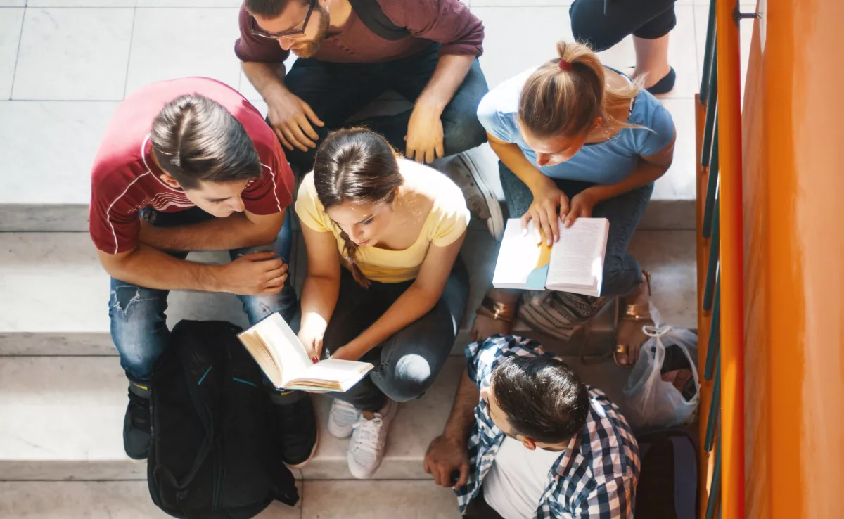 Imagen de estudiantes universitarios / CANVA