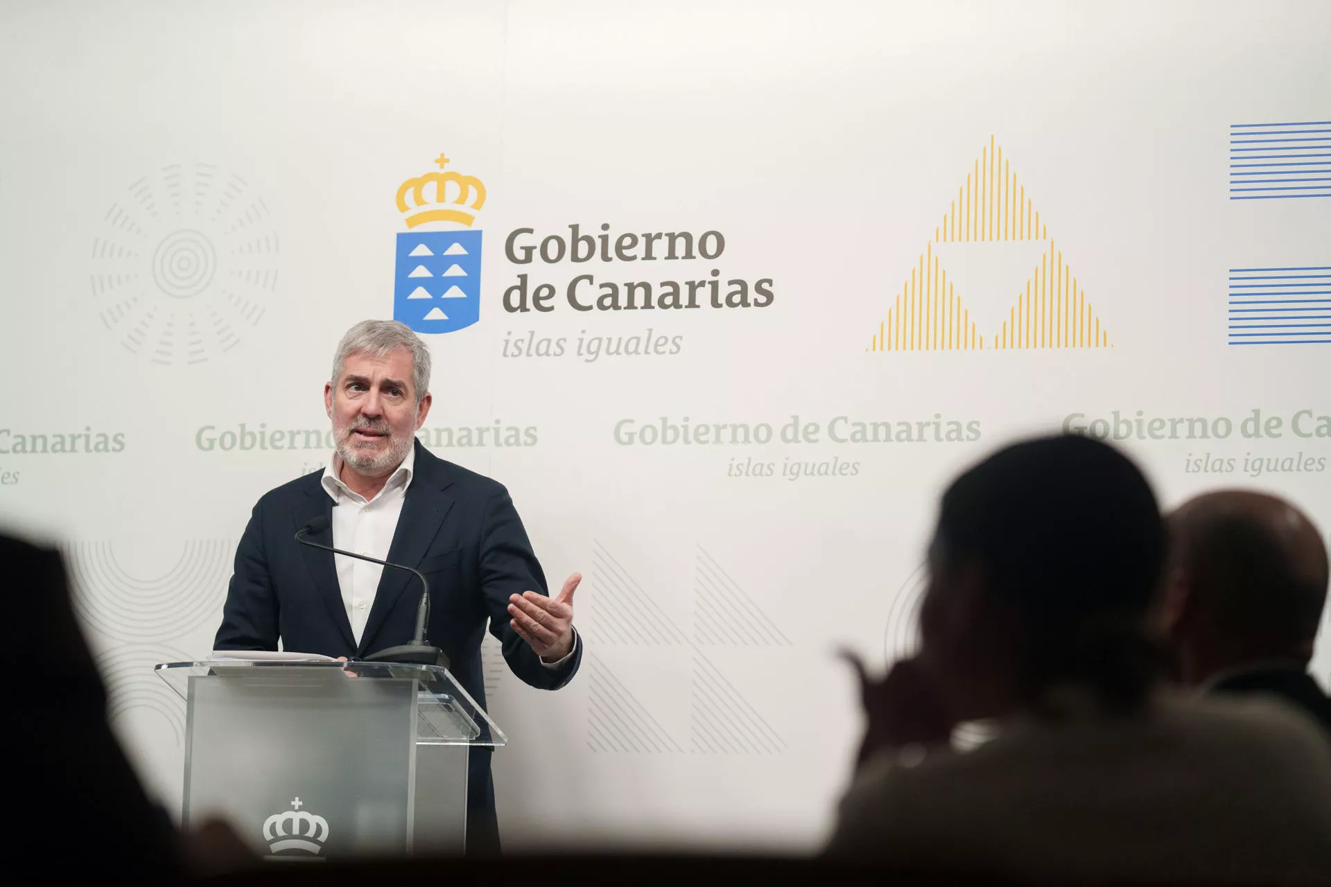 El presidente de Canarias, Fernando Clavijo, durante la rueda de prensa que ofreció este lunes en Santa Cruz de Tenerife para explicar el denominado Decreto Canarias. / EFE - RAMÓN DE LA ROCHA