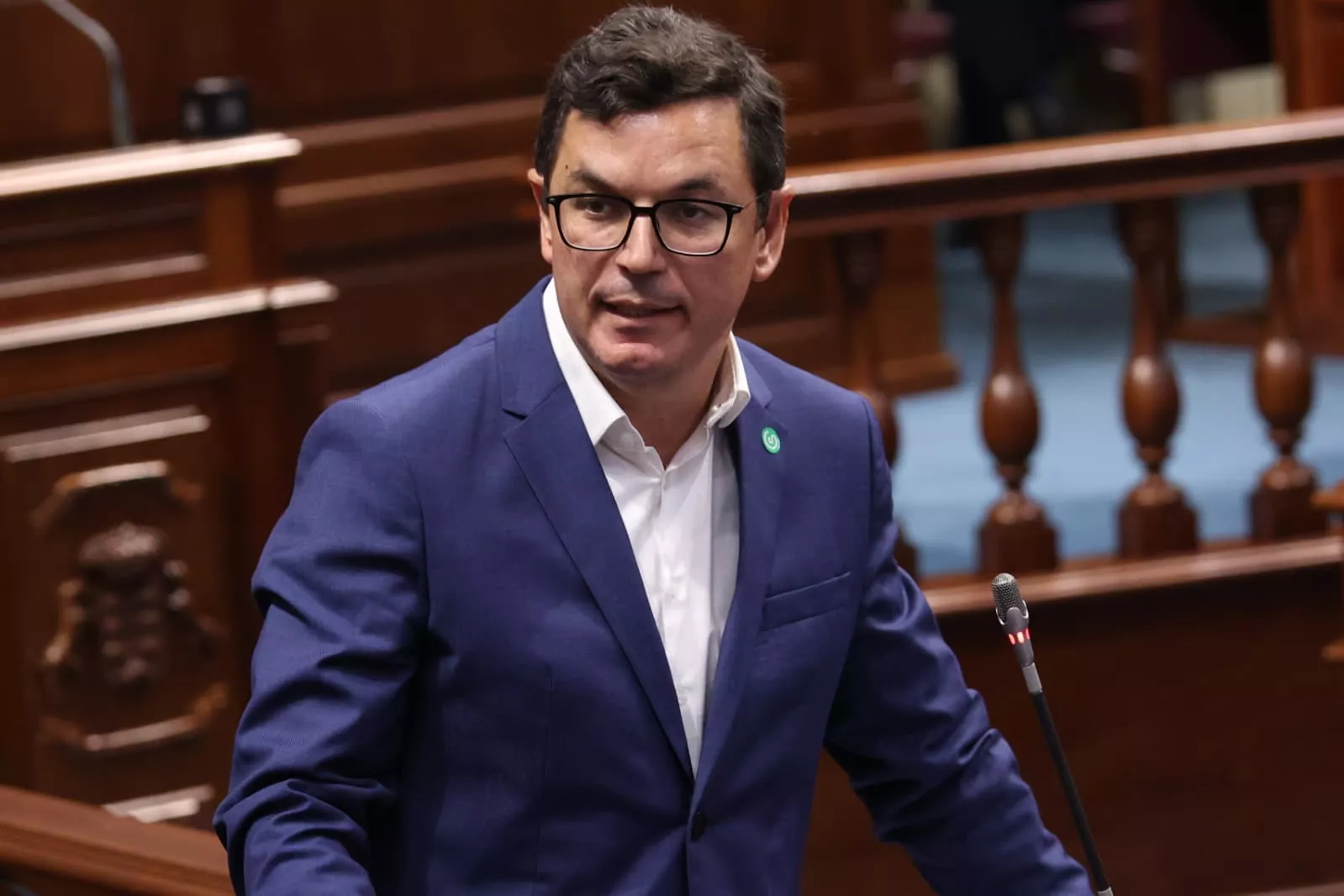 El consejero de Obras Públicas, Vivienda y Movilidad del Gobierno de Canarias, Pablo Rodríguez este martes en el pleno del Parlamento. AH