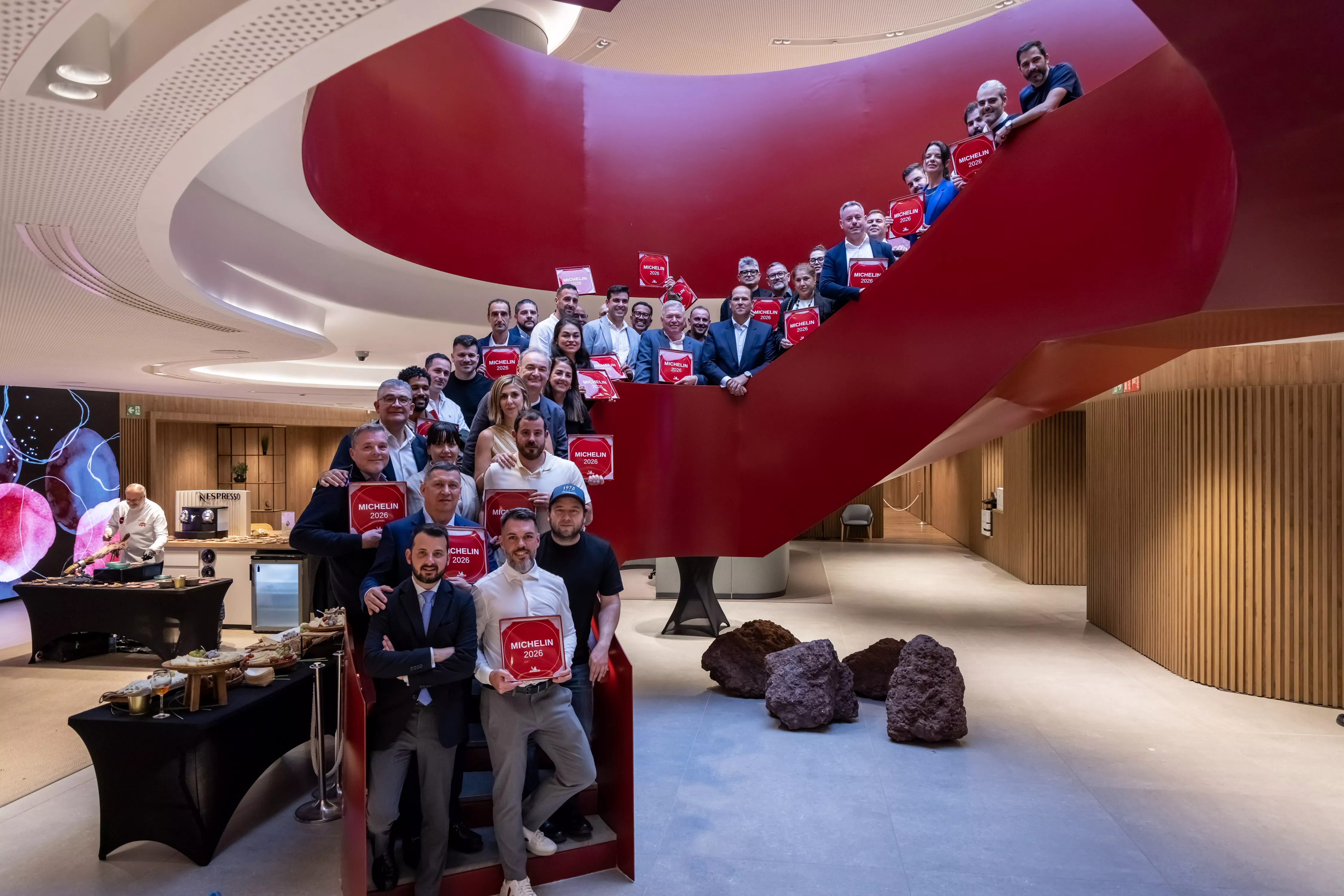 Foto de familia gala de entrega de placas a restaurantes recomendados Guía Michelin 2026 Canarias
