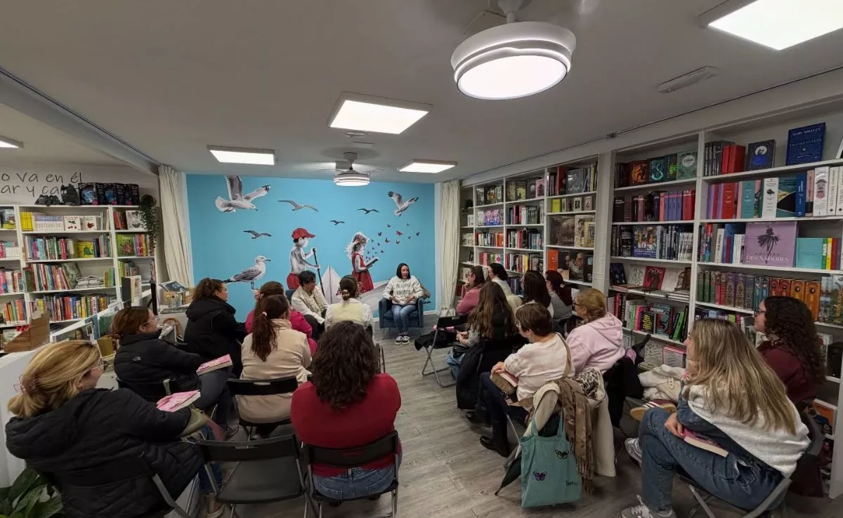 Presentación de un libro en la librería El barco de Papel, en Tenerife. /Cedida