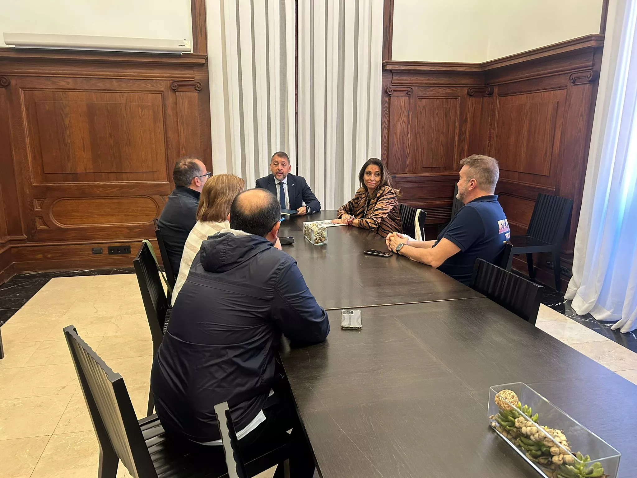 Reunión del sector del taxi en Santa Cruz de Tenerife. / AYUNTAMIENTO DE SANTA CRUZ DE TENERIFE