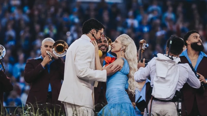 Bad Bunny Lady Gaga interpretan ‘Baile inolvidable’ en la Super Bowl. / EFE