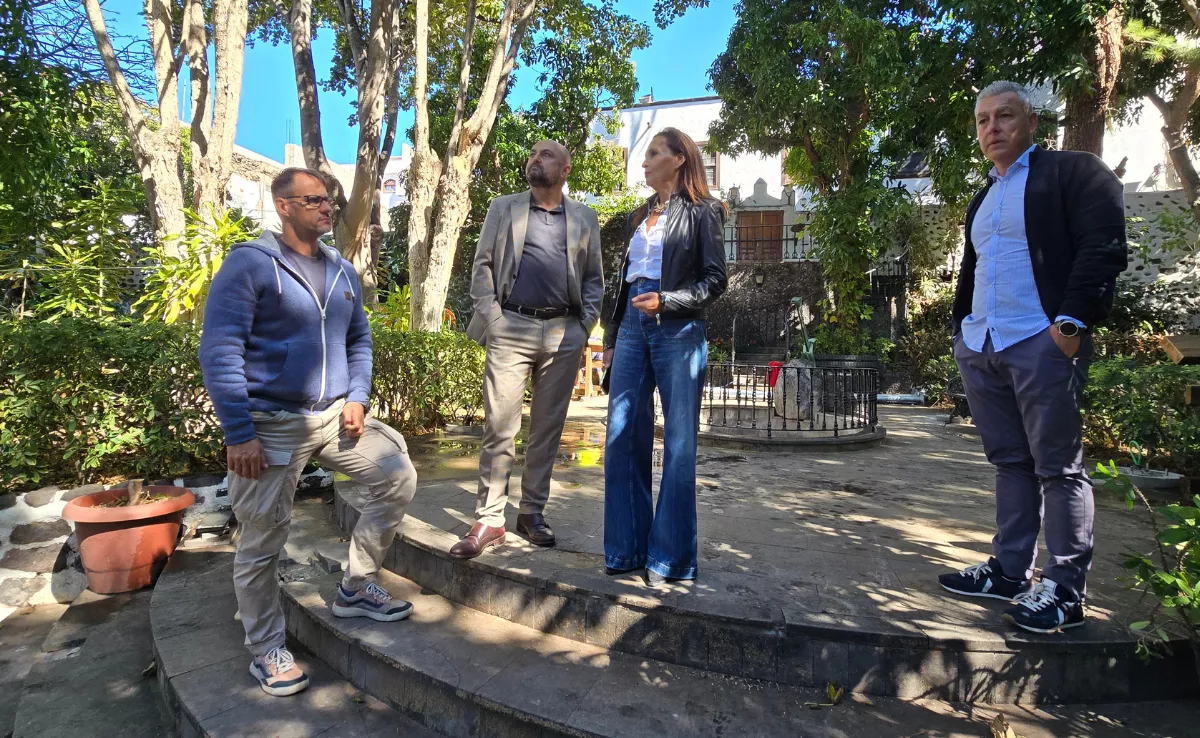 El consejero de Turismo del Cabildo de Gran Canaria, Carlos Álamo, la alcaldesa de Agaete, María del Carmen Rosario, y el concejal Ramón Cruz. / AH