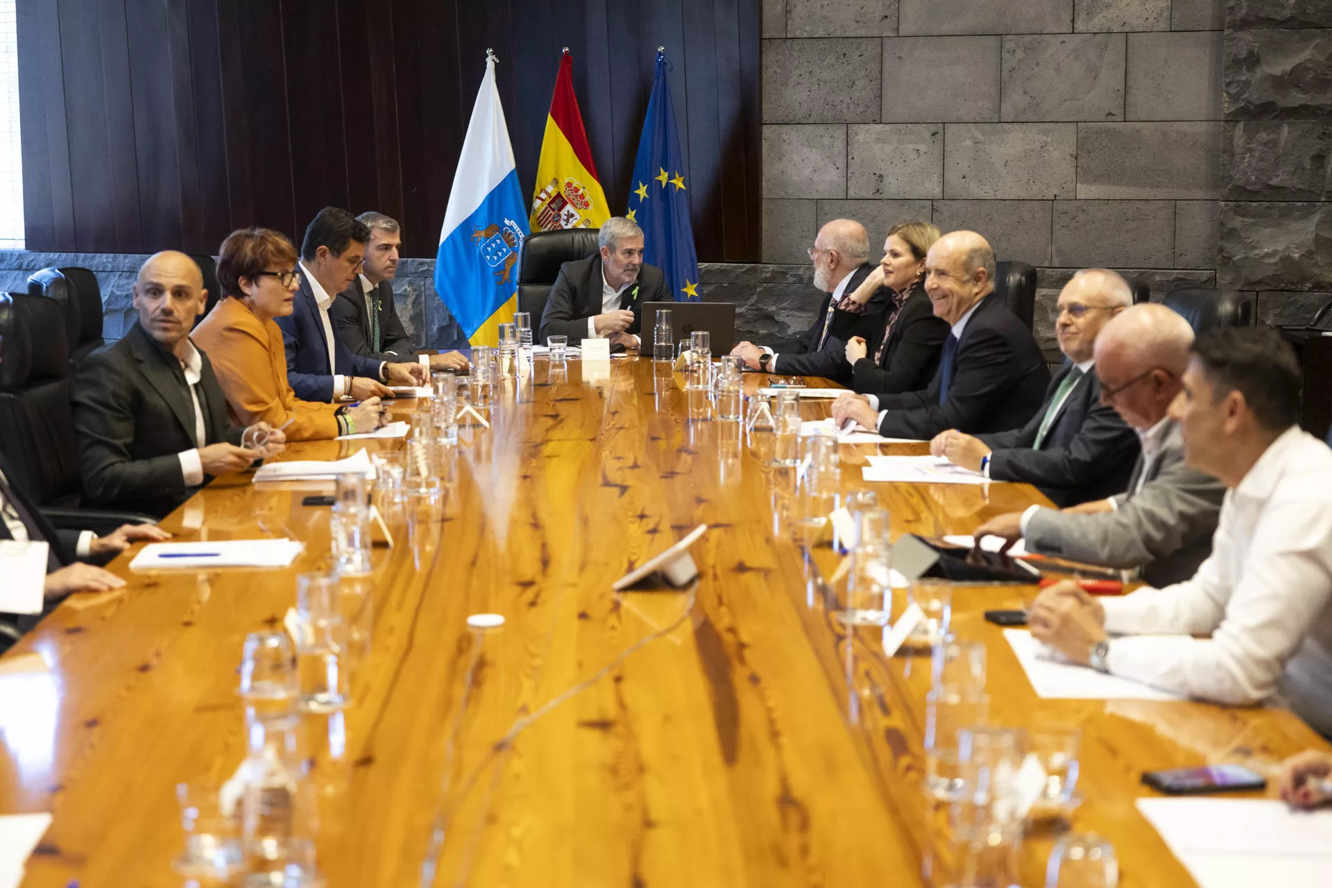 El presidente de Canarias, Fernando Clavijo, ha presidido este martes la reunión del Consejo Asesor ante el que presentó la propuesta del llamado Decreto Canarias. / MIGUEL BARRETO-EFE