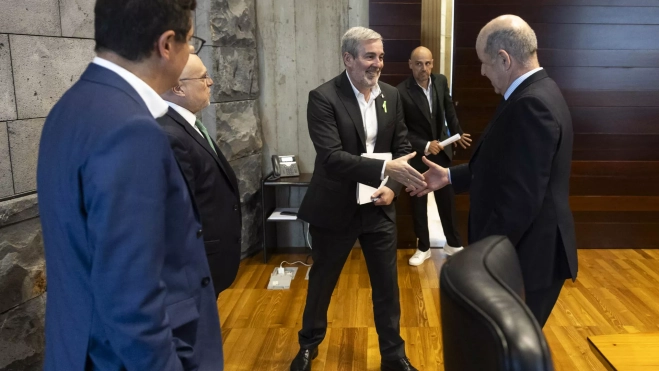Fernando Clavijo, presidente de Canarias, saluda a Pedro Ortega, presidente de la Confederación Empresarial de Canarias. / MIGUEL BARRETO-EFE