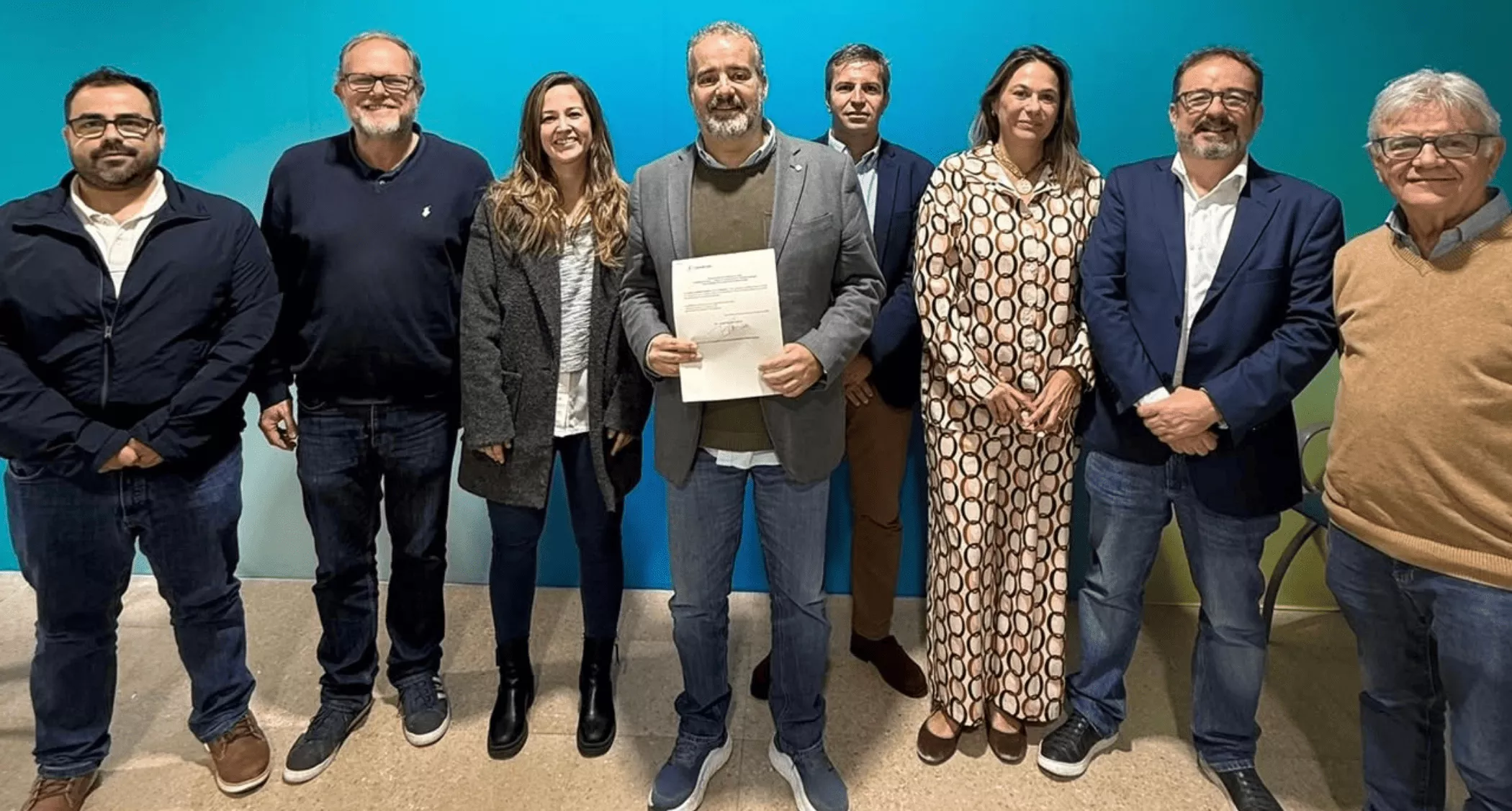 Rafael Robaina, acompañado por Nauzet Pérez, José Eduardo Ramírez, Carlota Guerra, Ruymán Santana, Lidia Cáceres, Raúl García Brink y Antonio Quintana. / AH