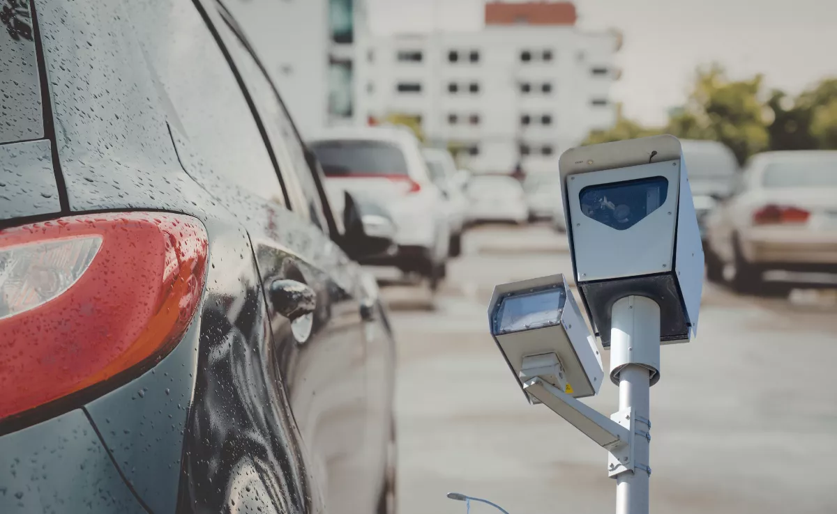 Imagen de una cámara de tráfico y un coche / CANVA Imagen de una cámara de tráfico y un coche / CANVA