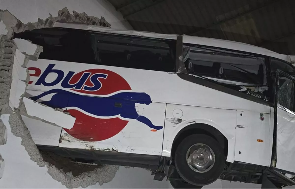 Una guagua se empotra en una nave industrial en Arrecife tras colisionar con otra. AH