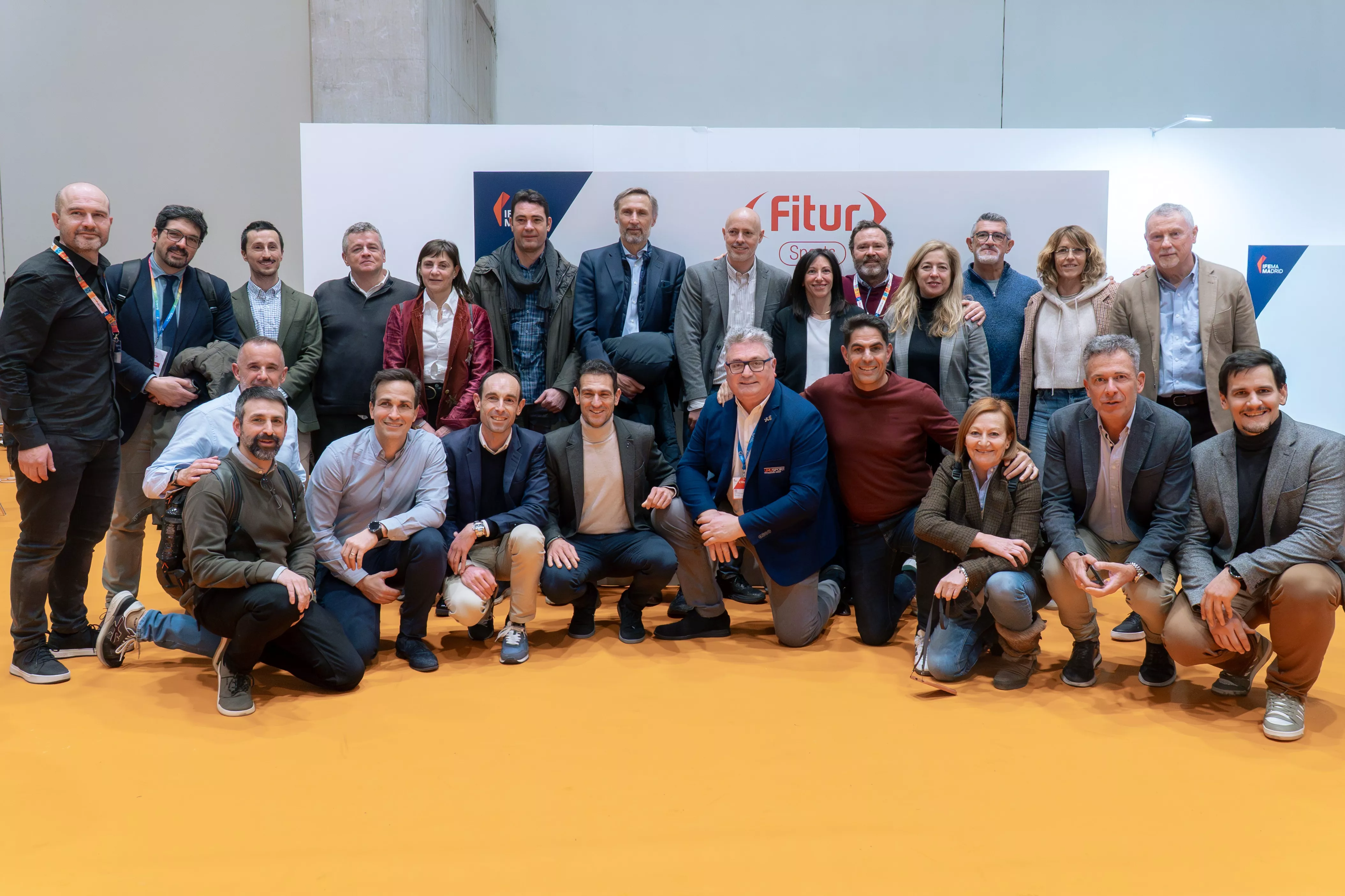 Red de la Industria del Deporte en Fitur Sports José Hernández, presidente de CIDECA (abajo, 4º derecha) y Carmen Sosa, secretaria ejecutiva (2ª arriba derecha). AH