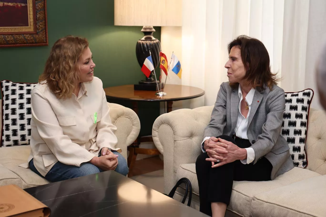 Astrid Pérez recibe a la embajadora francesa en su primera visita oficial. PARCAN