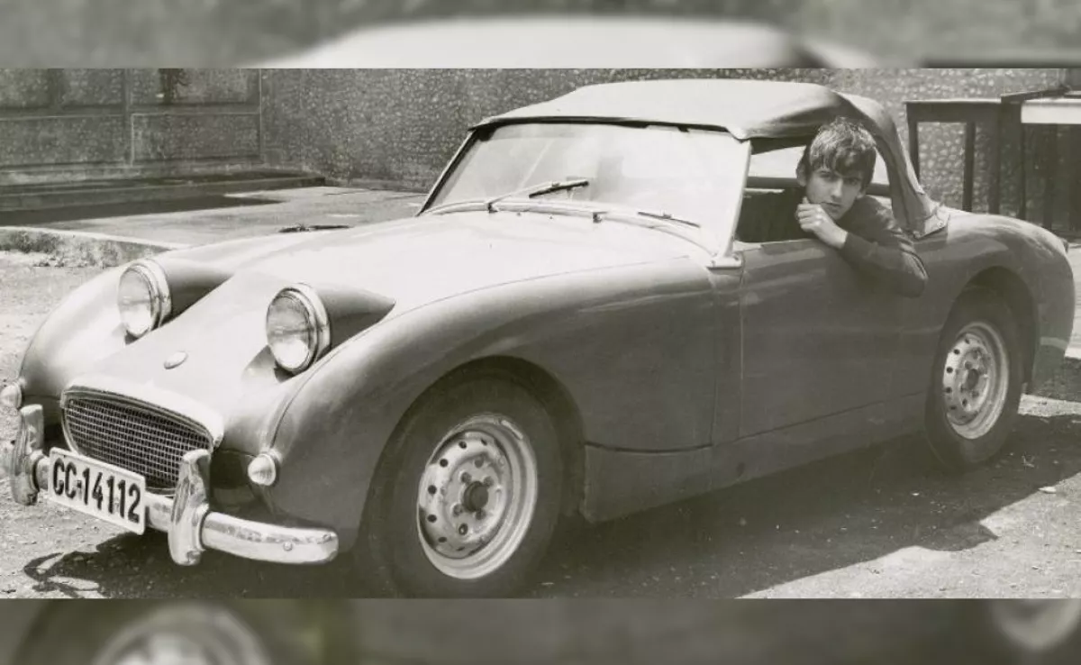 George Harrison, miembro de The Beatles, en un Austin Healey Sprite Mk en Tenerife en 1963./ ARCHIVO