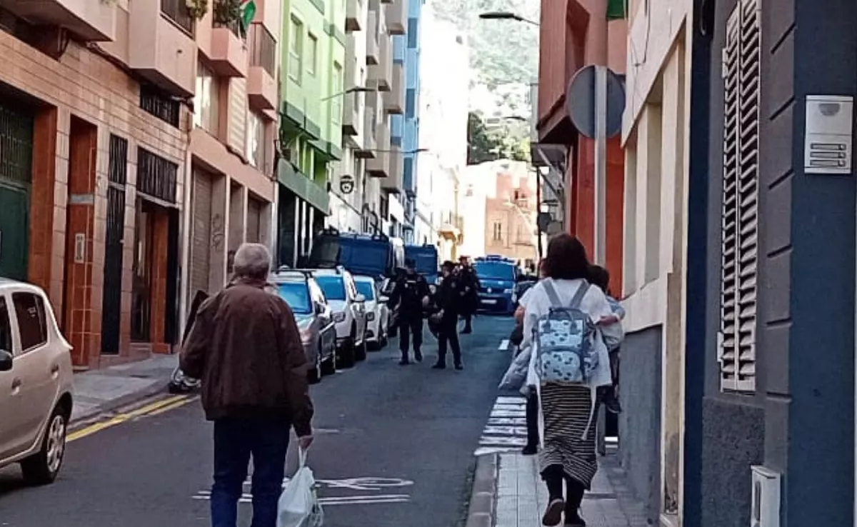 Policía Nacional en una operación antidrogas en El Toscal./ TERE COELLO - AH