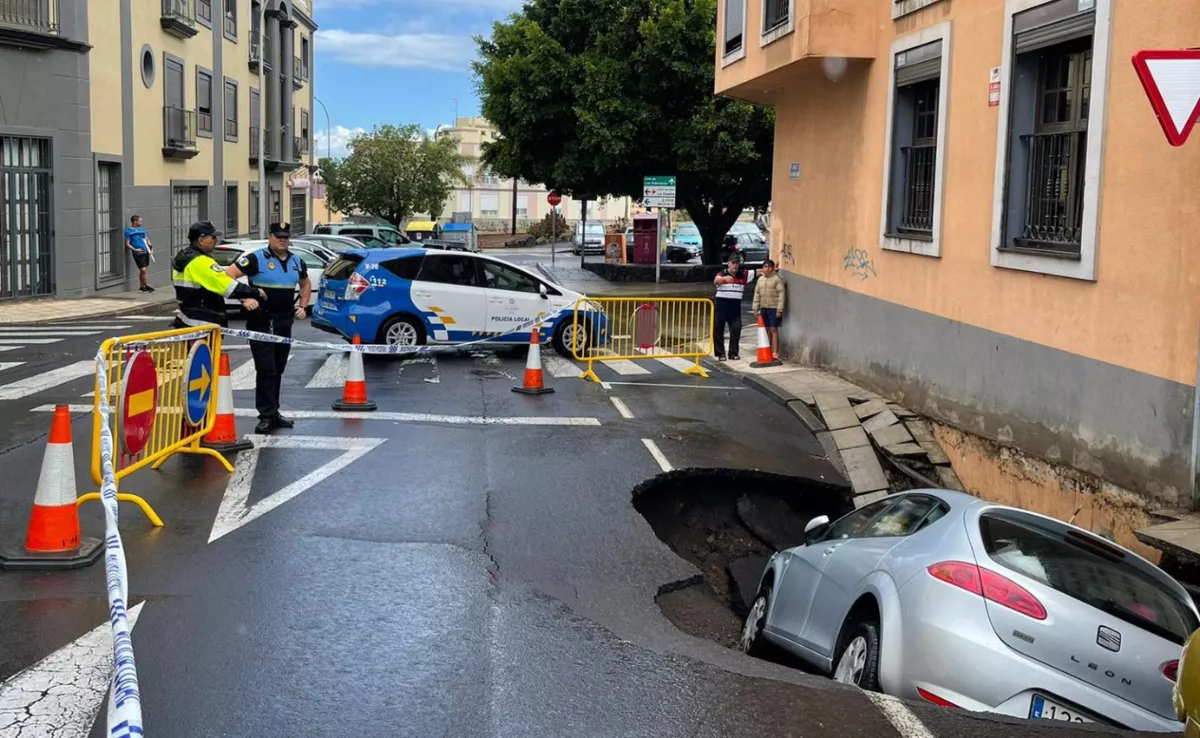 Coche caído en un socavón en la calle Santa Gemma Galgari de La Laguna en septiembre de 2022./ POLICÍA LOCAL LA LAGUNA