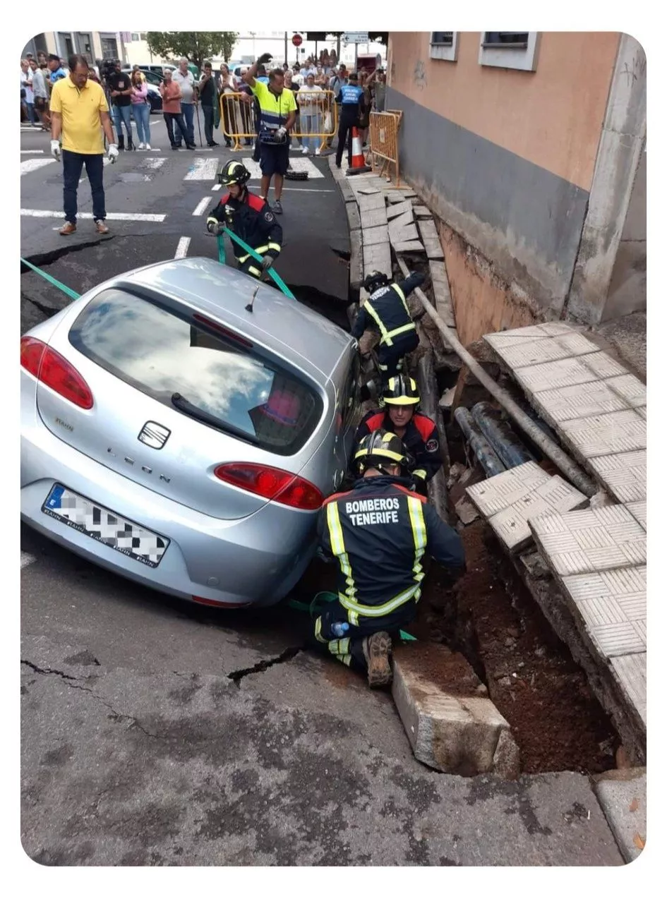 Vehículo de Guacimara Padrón en un socavón en La Laguna provocado durante una DANA en septiembre de 2022./ CEDIDA
