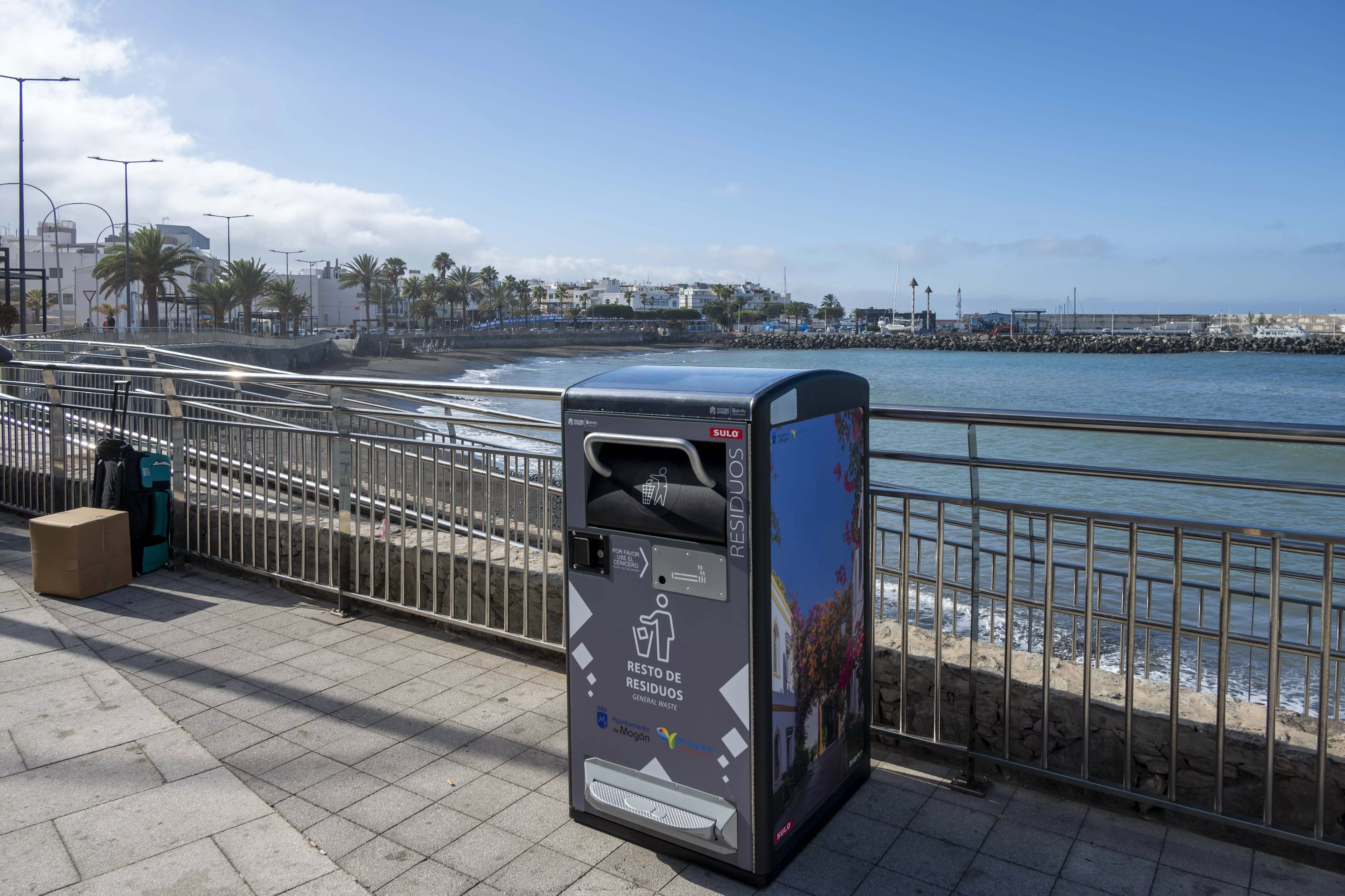 Una de las papeleras inteligentes instalada en el paseo junto a la playa de Las Marañuelas. AH