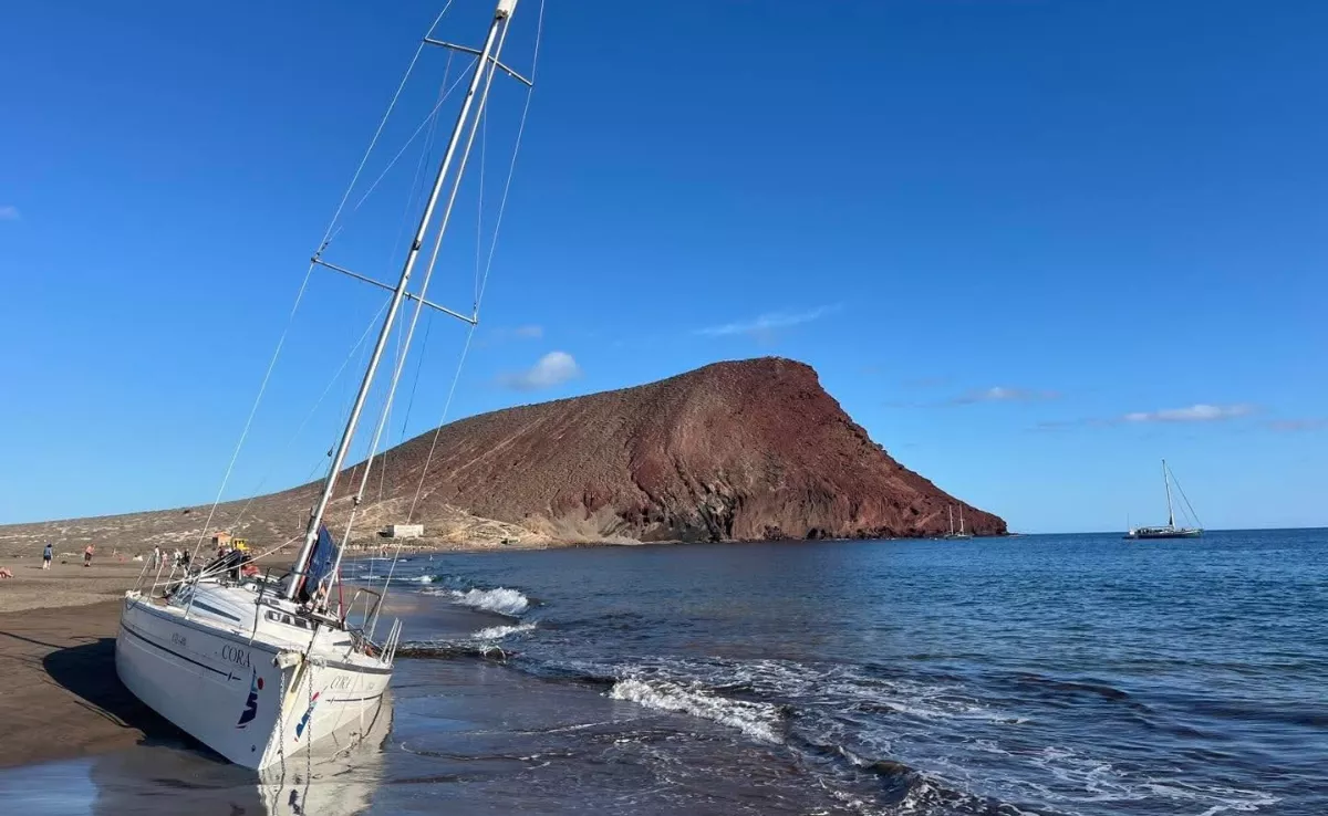 Velero Cora La Gomera, de la empresa Canary Sail, embarrancado en la playa de La Tejita (Tenerife)./ RRSS