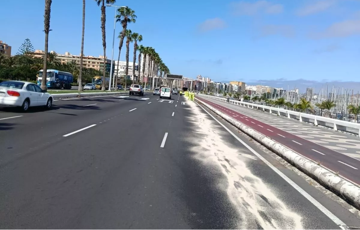 Un motorista cae en la Autovía Marítima de Las Palmas por un vertido en la calzada. POLICIA LPA