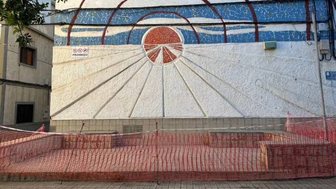 Imagen del mural vallado en la plaza de La Ilusión, en El Secadero II / ATLÁNTICO HOY - MARCOS MORENO Imagen del mural vallado en la plaza de La Ilusión, en El Secadero II / ATLÁNTICO HOY - MARCOS MORENO