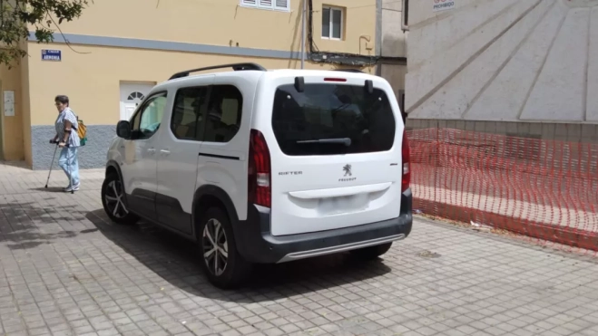 Un vehículo estacionado en la plaza de la Ilusión / CEDIDA Un vehículo estacionado en la plaza de la Ilusión / CEDIDA