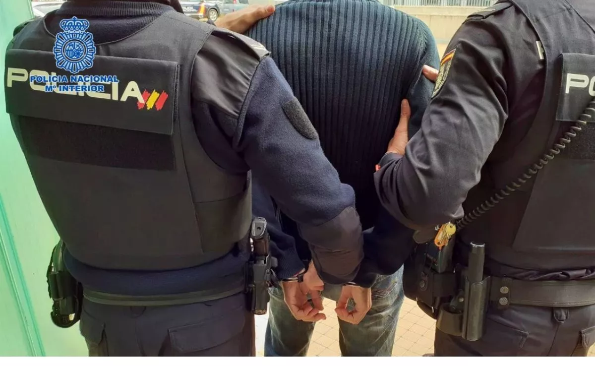 Policía Nacional detiene a una persona|IMAGENARCHIVOPOL