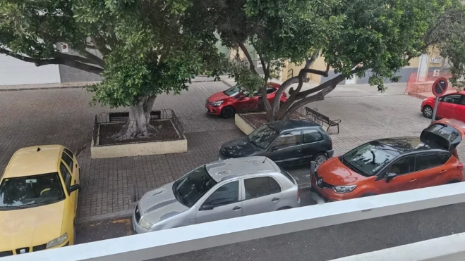 Vehículos estacionados sobre la plaza de la Ilusión / CEDIDA Vehículos estacionados sobre la plaza de la Ilusión / CEDIDA