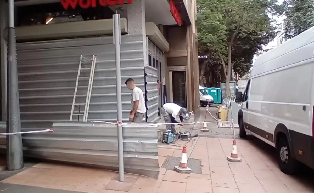 Personas vallando un comercio en Santa Cruz en carnaval|TC-AH