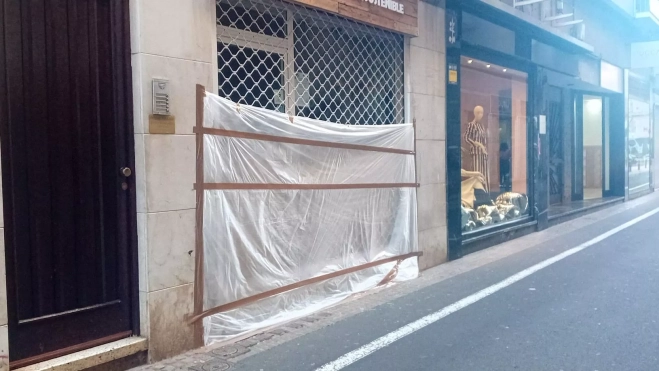 Entrada a tienda en una calle de Santa Cruz
