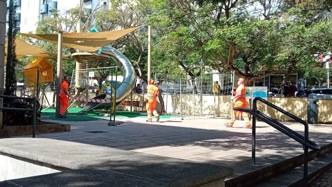 Trabajadores municipales protegiendo un parque