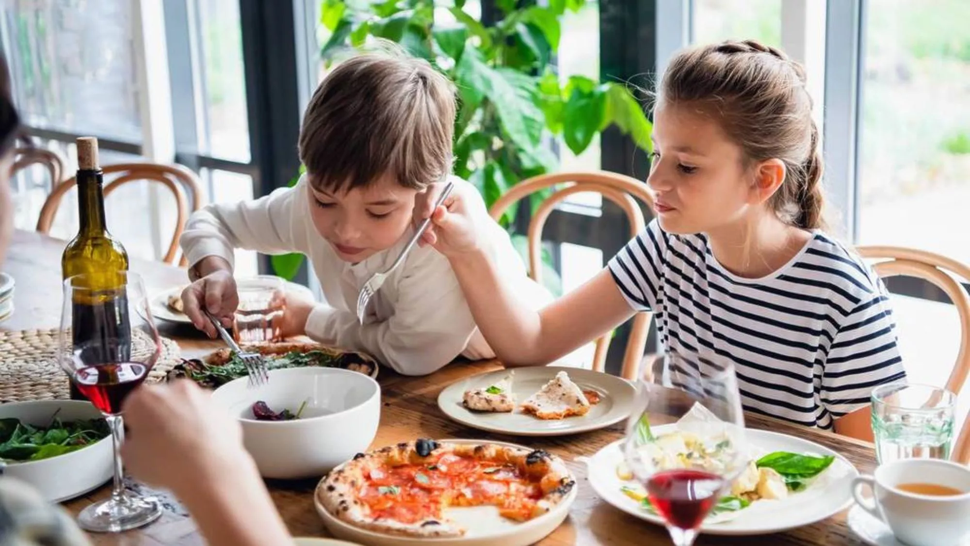 Niños en un restaurante / AH