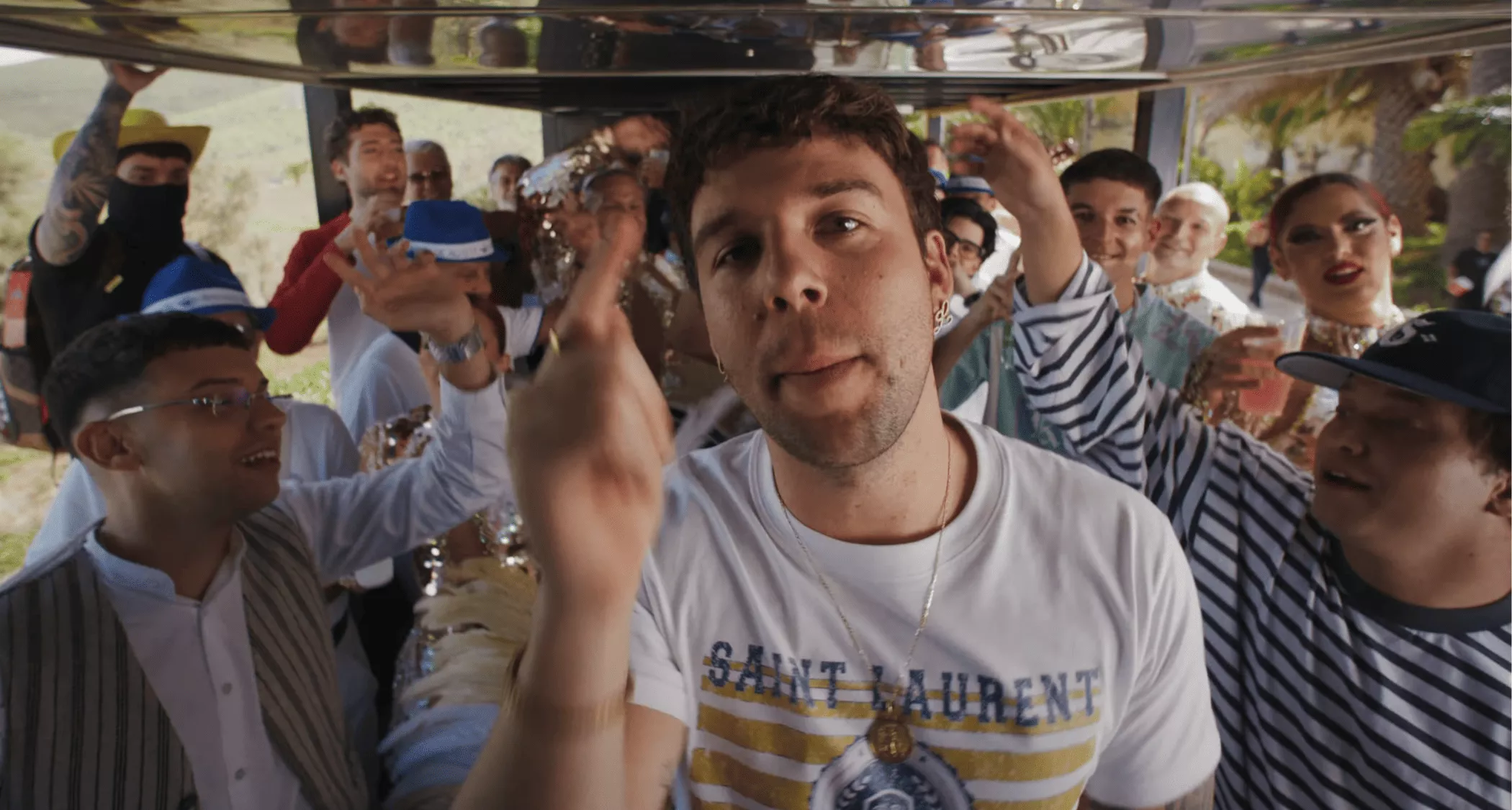 Fotograma del vídeo ‘Ni borracho’, de Quevedo. / AH