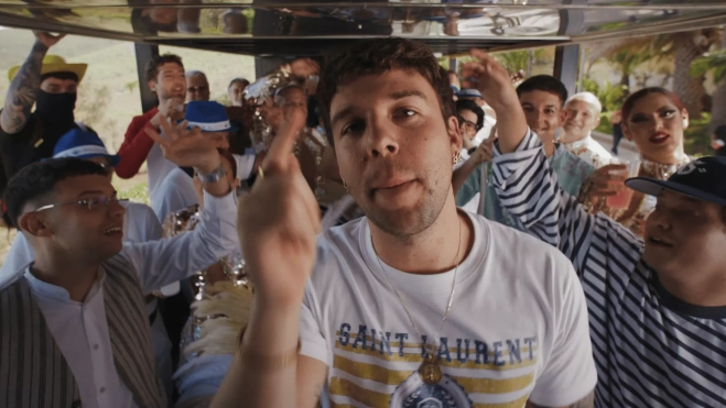 Fotograma del vídeo ‘Ni borracho’, de Quevedo. / AH